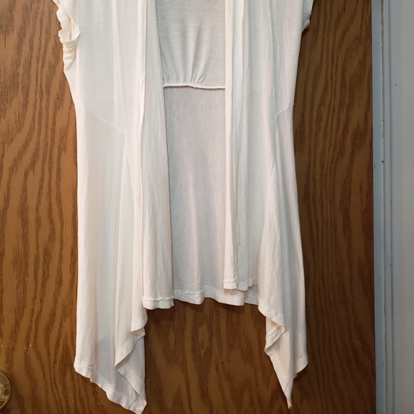 Beautiful white, short sleeve blazer/kimono. Longer in front and gathered back. - Picture 2 of 5